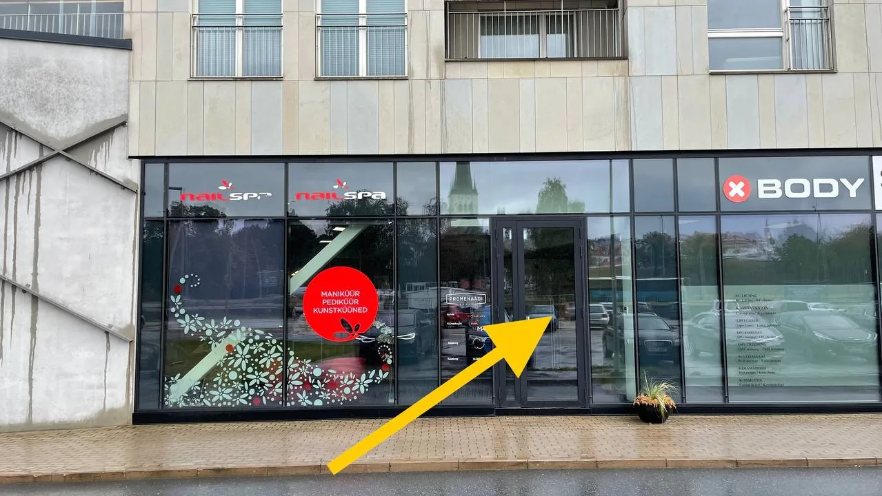 Sissepaas Poordi tanavalt, klaasuksed salongi juurde